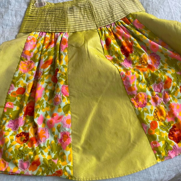Size 2 Bright green flowered skirt. - Picture 3 of 4